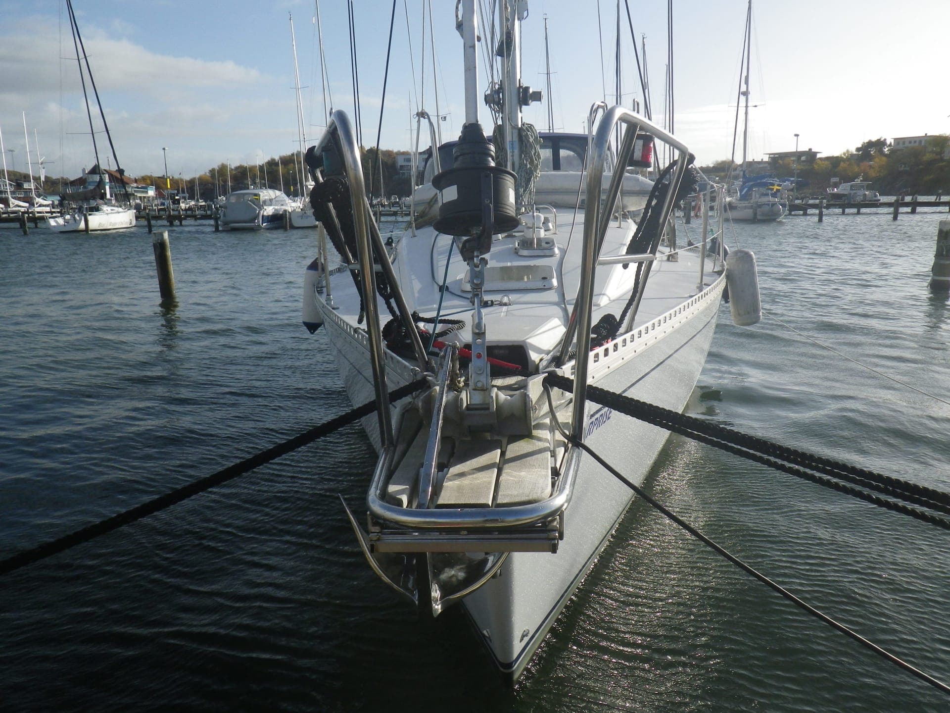 Stainless pulpit och peke på en segelbåt i Göteborg