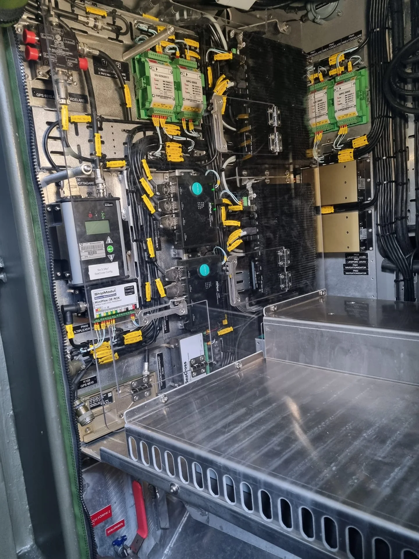 El-installation på aluminiumpanel, SeaCross och iPort komponenter i kapsling