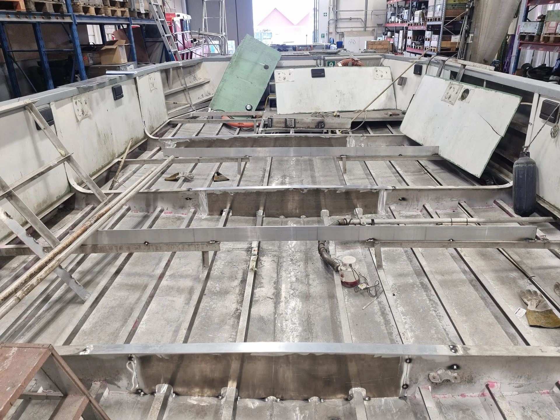 Däcksstruktur i aluminium under uppbyggnad i båthall, stora längsgående balkar