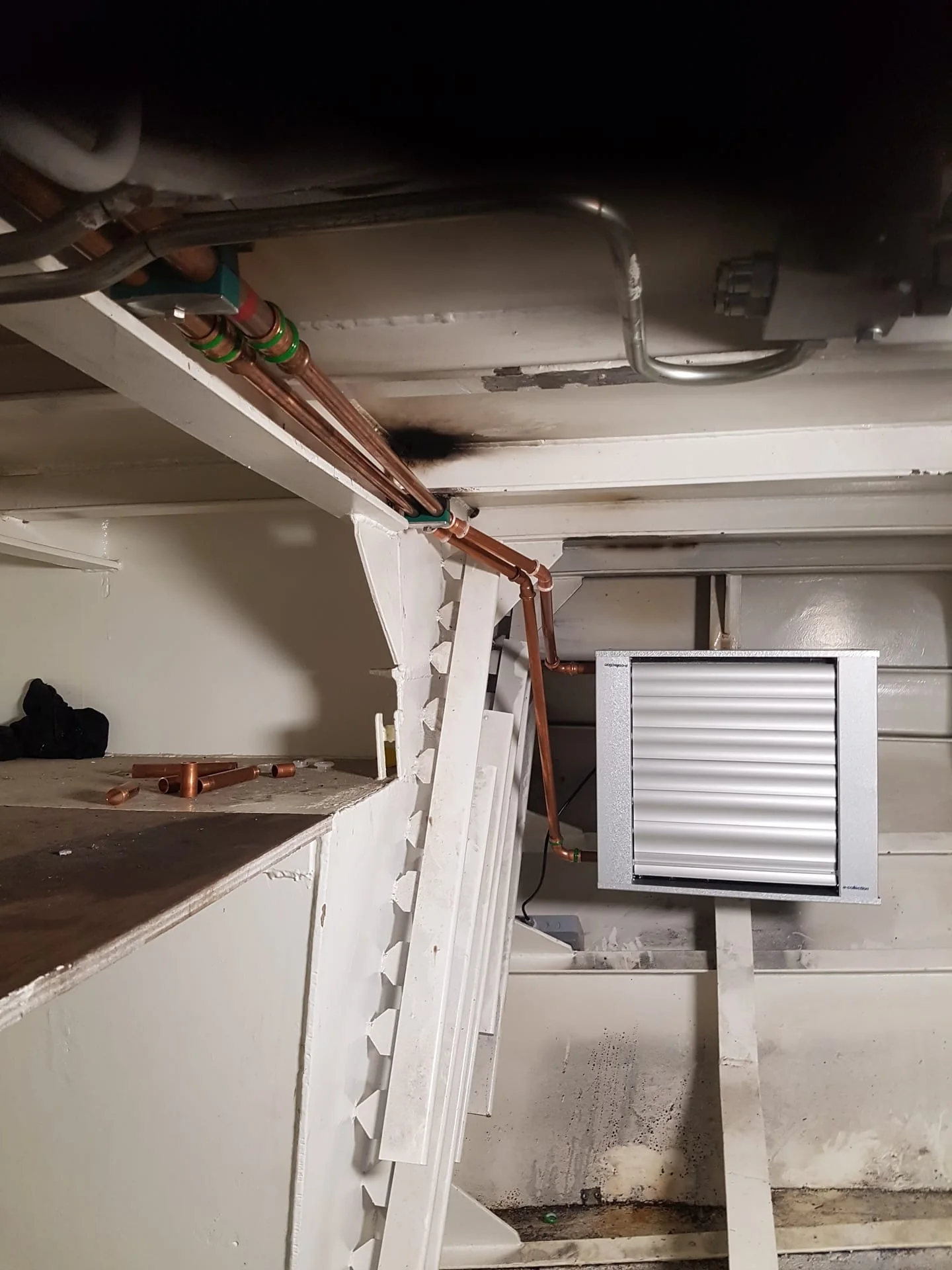 Kopparrör och ventilation till värmebatteri, pågående rörarbete ombord