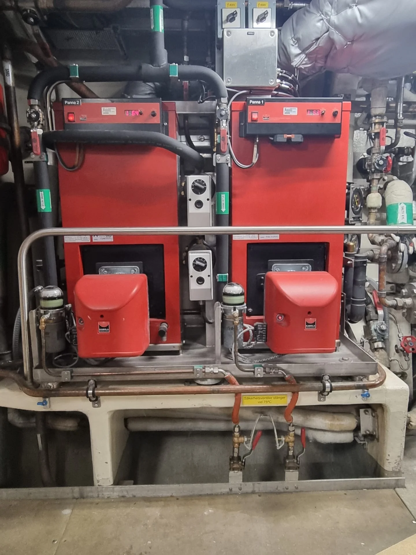 Dubbla röda pumpaggregat med rostfri rörbädd, fartygsunderhåll