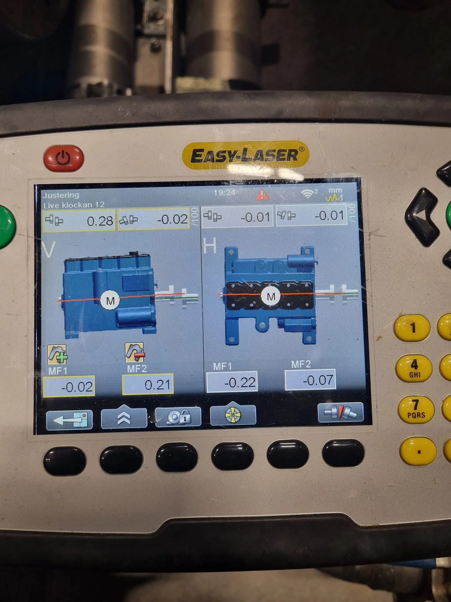 Easy-Laser laseruppriktning, displayen visar mätvärden för motor och växel