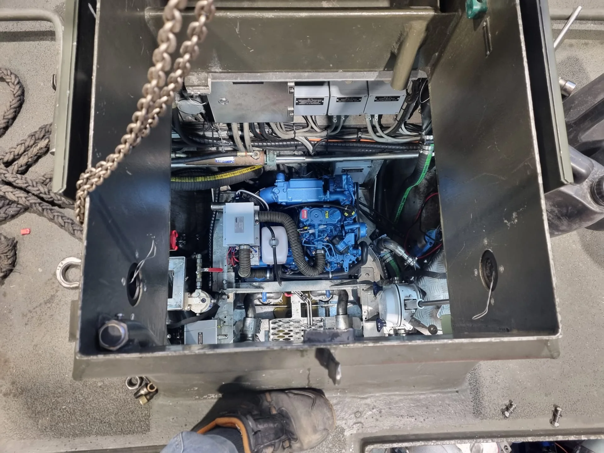Yanmar bogpropellermotor sänks ner i båt, installation från ovan