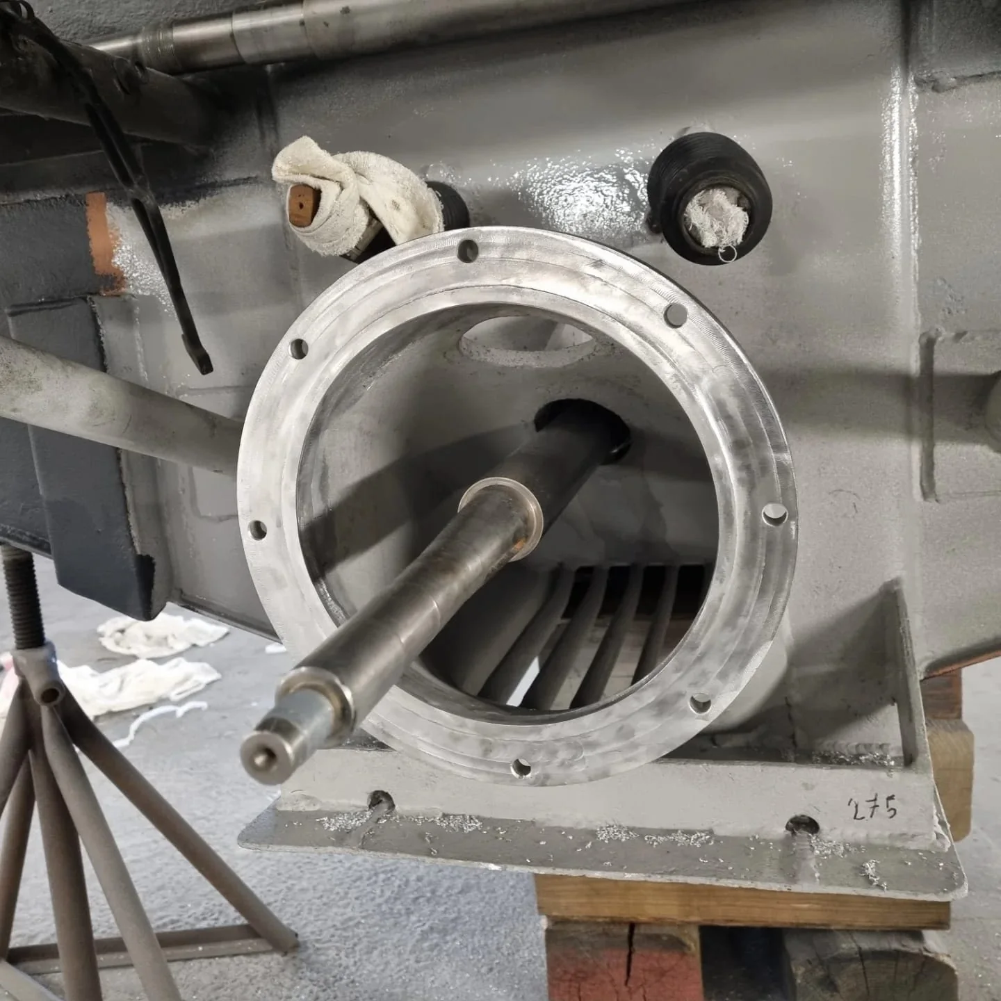 Närbild rakt in i öppnat aluminiumväxelhus med slipad fläns och axel