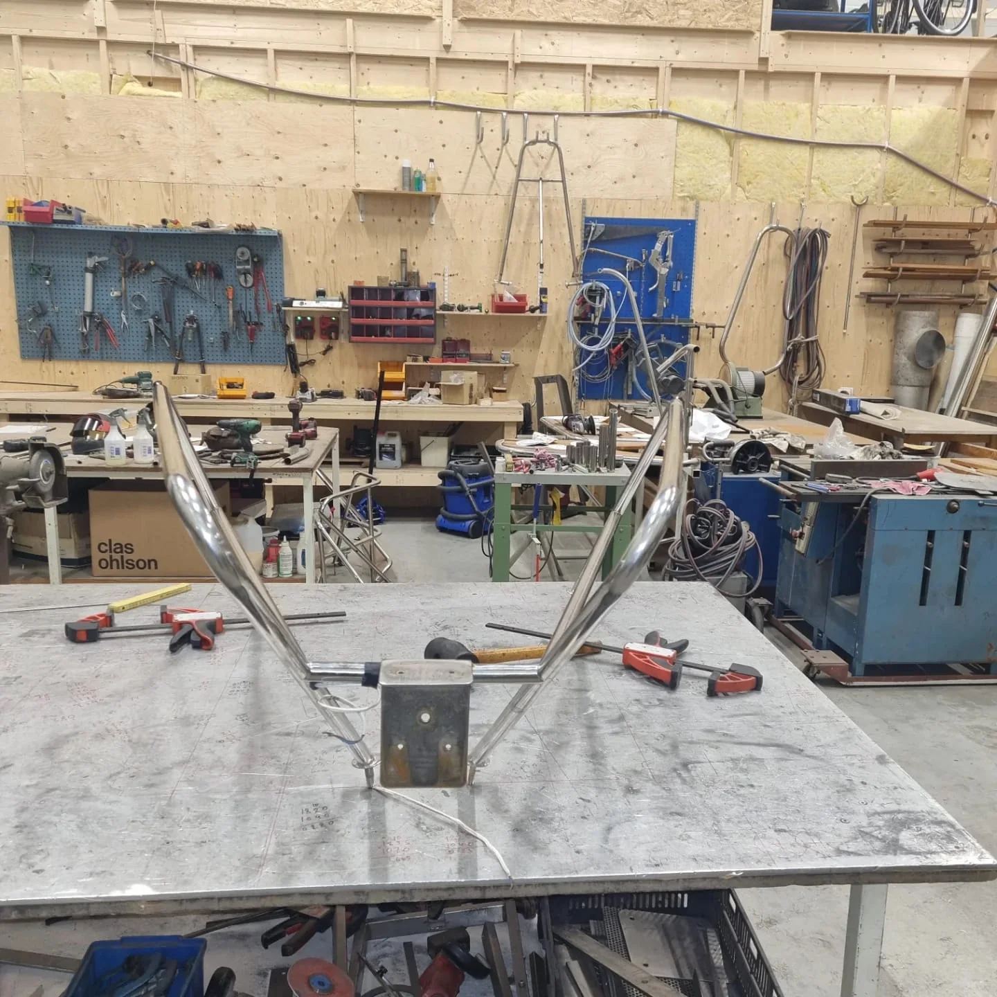 Stainless pulpit på svetsbordet i Båtfixarens verkstad